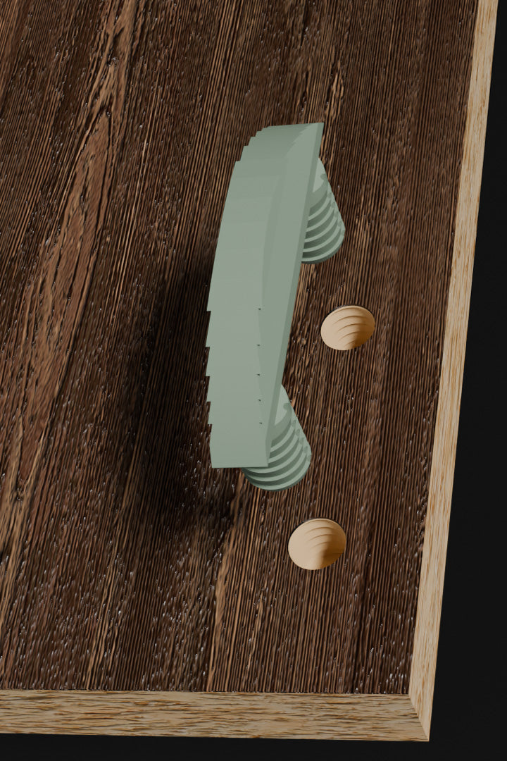 Montageansicht des Möbelverbinders auf Holzplatte mit vorgebohrten Löchern und passenden Holzabdeckkappen
